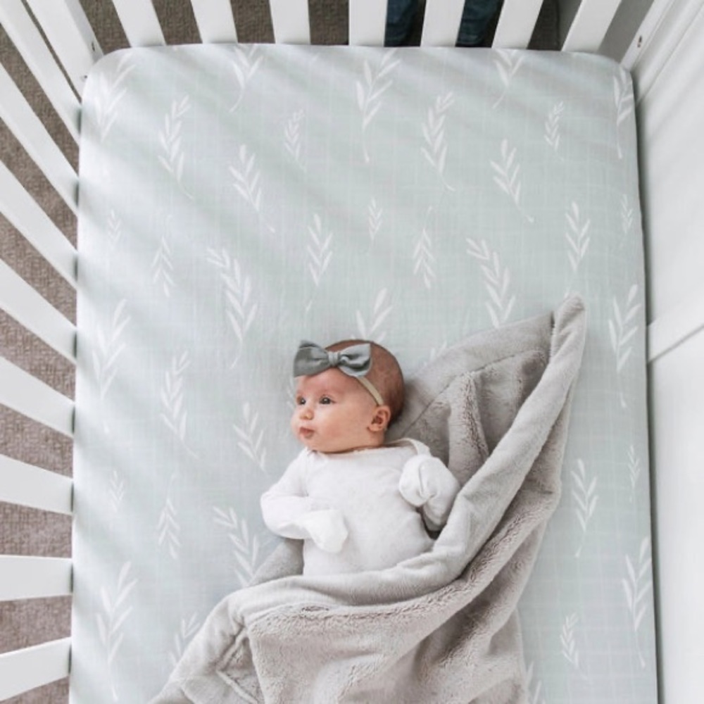 SARANONI COTTON MUSLIN CRIB SHEET IN OLIVE BRANCH